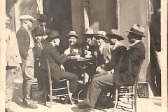 Gruppo-di-amici-al-bar